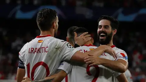 El defensa argentino del Sevilla Gonzalo Montiel celebra con sus compañeros Ivan Rakitic e Isco Alarcón tras marcar el 3-0 durante el encuentro del grupo G de la Liga de Campeones entre el Sevilla FC y el FC Copenhague este martes en el estadio Ramón Sánchez Pizjuán de Sevilla. El defensa argentino del Sevilla Gonzalo Montiel celebra con sus compañeros Ivan Rakitic e Isco Alarcón tras marcar el 3-0 durante el encuentro del grupo G de la Liga de Campeones entre el Sevilla FC y el FC Copenhague este martes en el estadio Ramón Sánchez Pizjuán de Sevilla.