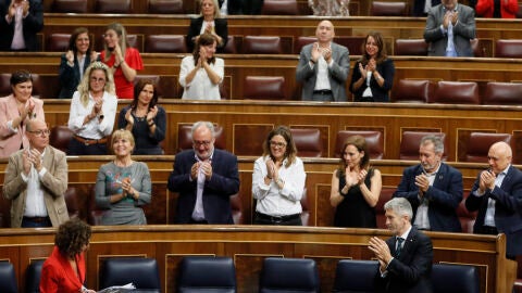 La ministra de Hacienda, Mar&iacute;a Jes&uacute;s Montero, es felicitada por sus compa&ntilde;eros tras la primera jornada del debate de Presupuestos Generales del Estado 