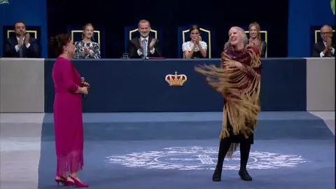Valores y arte en el escenario del Campoamor: La actuación de Carmen Linares y María Pagés en la ceremonia de entrega de los Premios Princesa de Asturias Valores y arte en el escenario del Campoamor: La actuación de Carmen Linares y María Pagés en la ceremonia de entrega de los Premios Princesa de Asturias