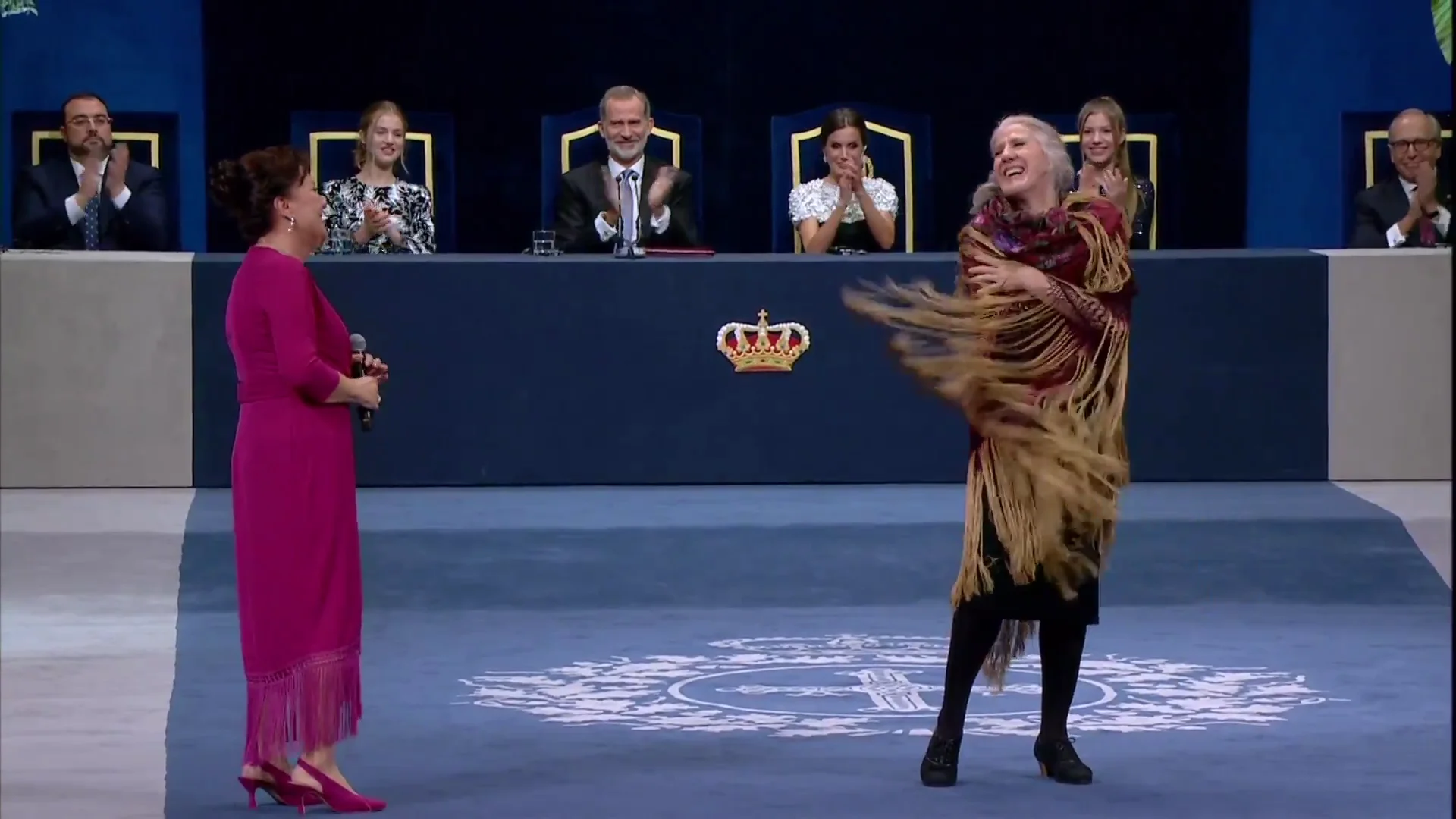 Valores y arte en el escenario del Campoamor: La actuación de Carmen Linares y María Pagés en la ceremonia de entrega de los Premios Princesa de Asturias Valores y arte en el escenario del Campoamor: La actuación de Carmen Linares y María Pagés en la ceremonia de entrega de los Premios Princesa de Asturias