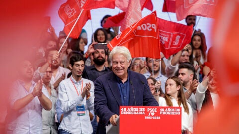 Felipe Gonz&aacute;lez lamenta la ausencia de Alfonso Guerra al conmemorar la victoria del PSOE en 1982