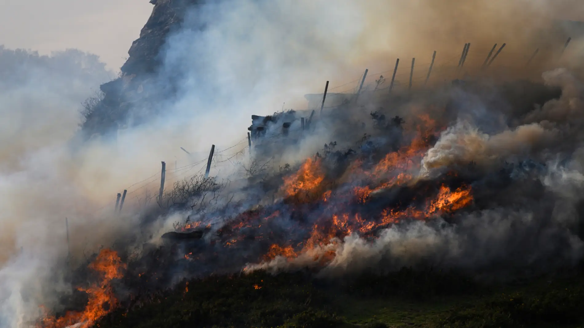 Se complican los incendios en Cantabria aunque reabre su tráfico ferroviario