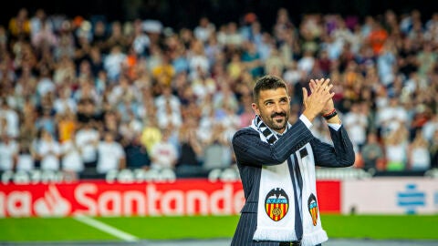 David Villa recibe el homenaje del Valencia CF