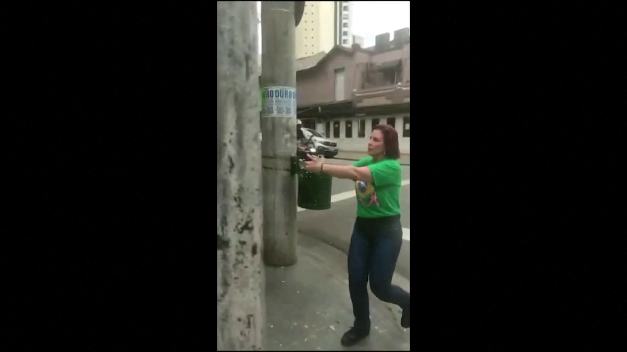 Una diputada del partido de Bolsonaro persigue a un hombre a punta de pistola Una diputada del partido de Bolsonaro persigue a un hombre a punta de pistola