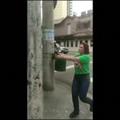 Una diputada de Bolsonaro amenaza a un periodista negro a punta de pistola