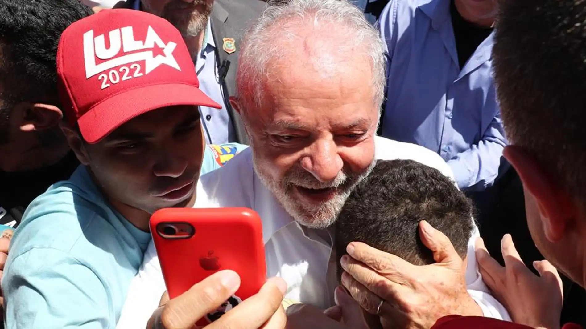  Lula da Silva posa con simpatizantes a su salida tras votar en la segunda ronda