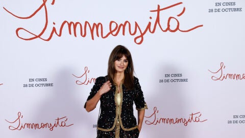 La actriz espa&ntilde;ola Pen&eacute;lope Cruz posa a su llegada a la presentaci&oacute;n de la pel&iacute;cula "L'immensit&aacute;"