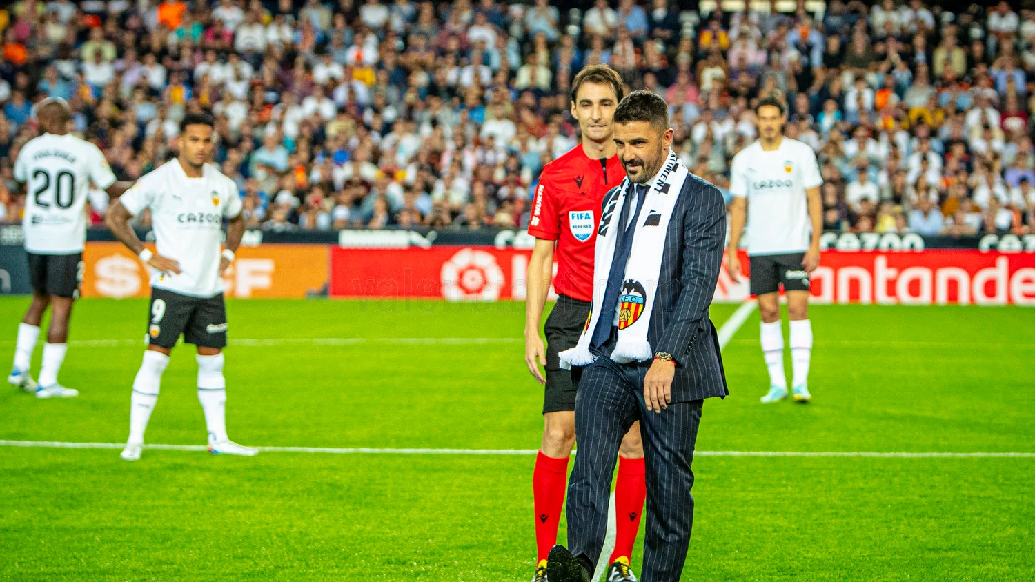 David Villa hace el saque de honor en Mestalla