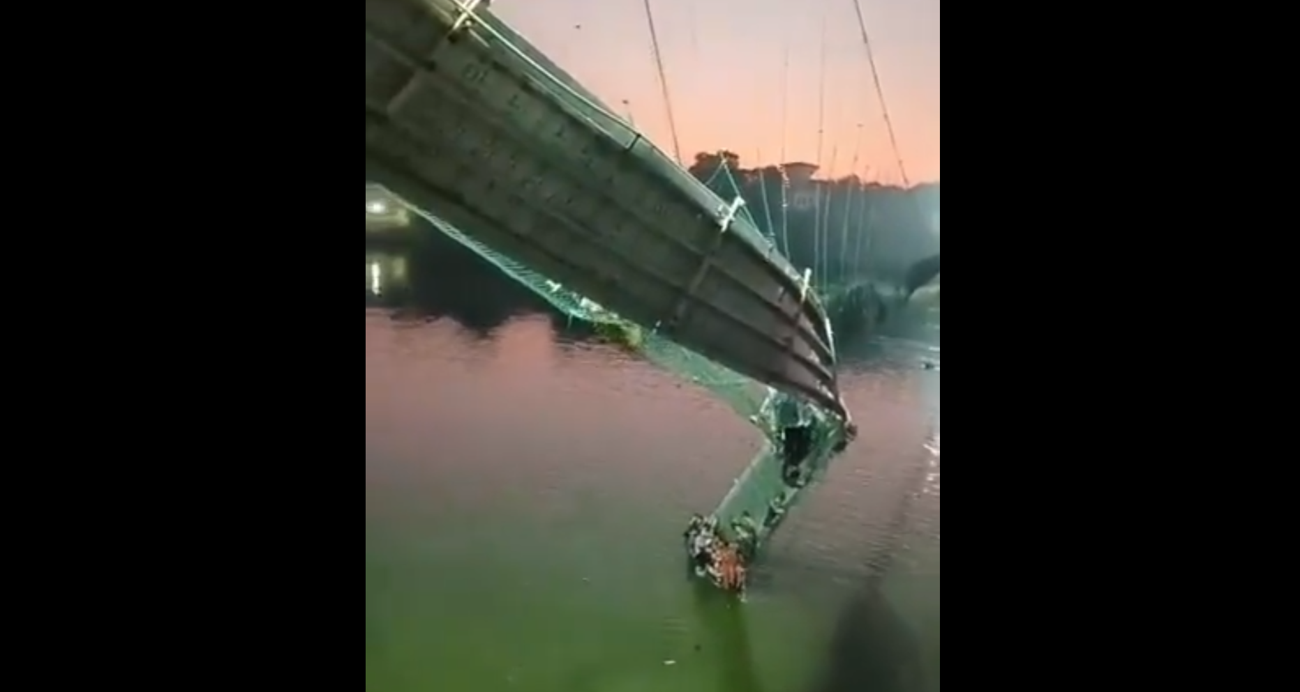 Más de 81 muertos al derrumbarse un puente colgante en la India Más de 81 muertos al derrumbarse un puente colgante en la India