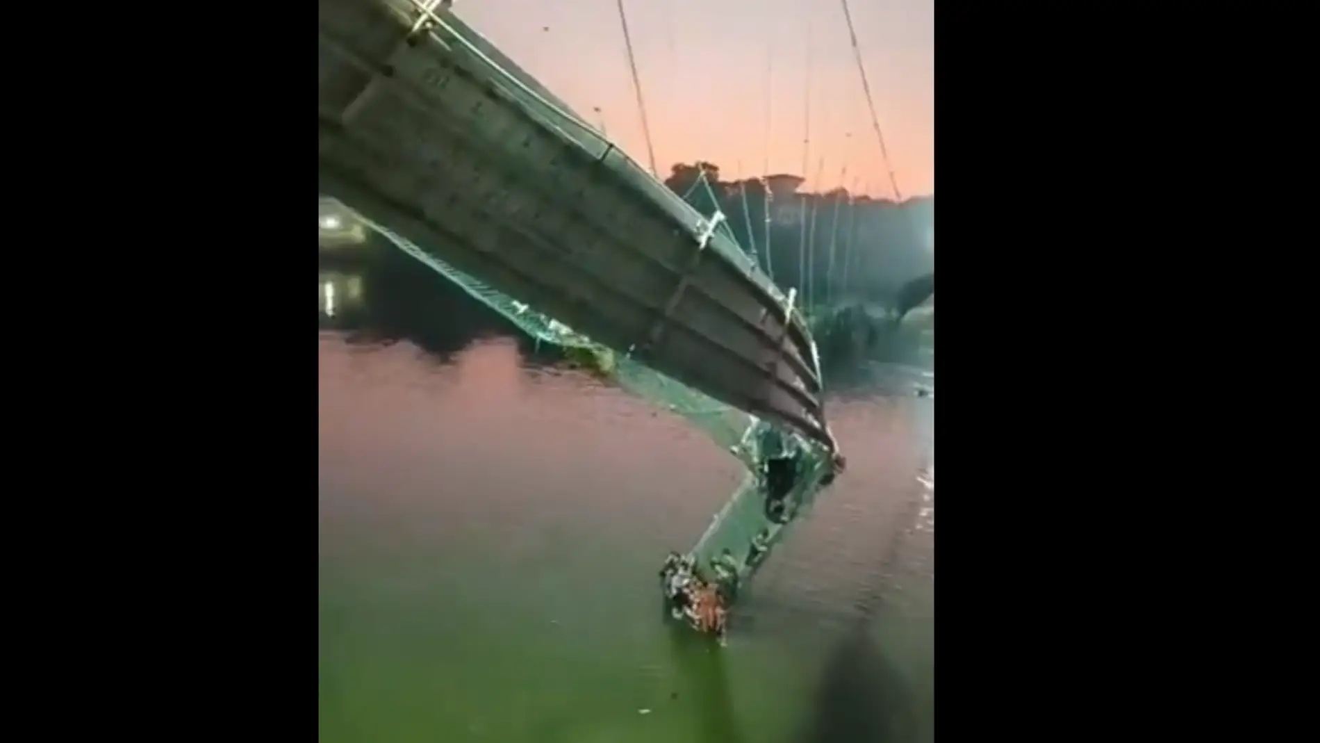 El puente colgante de la India colapsado