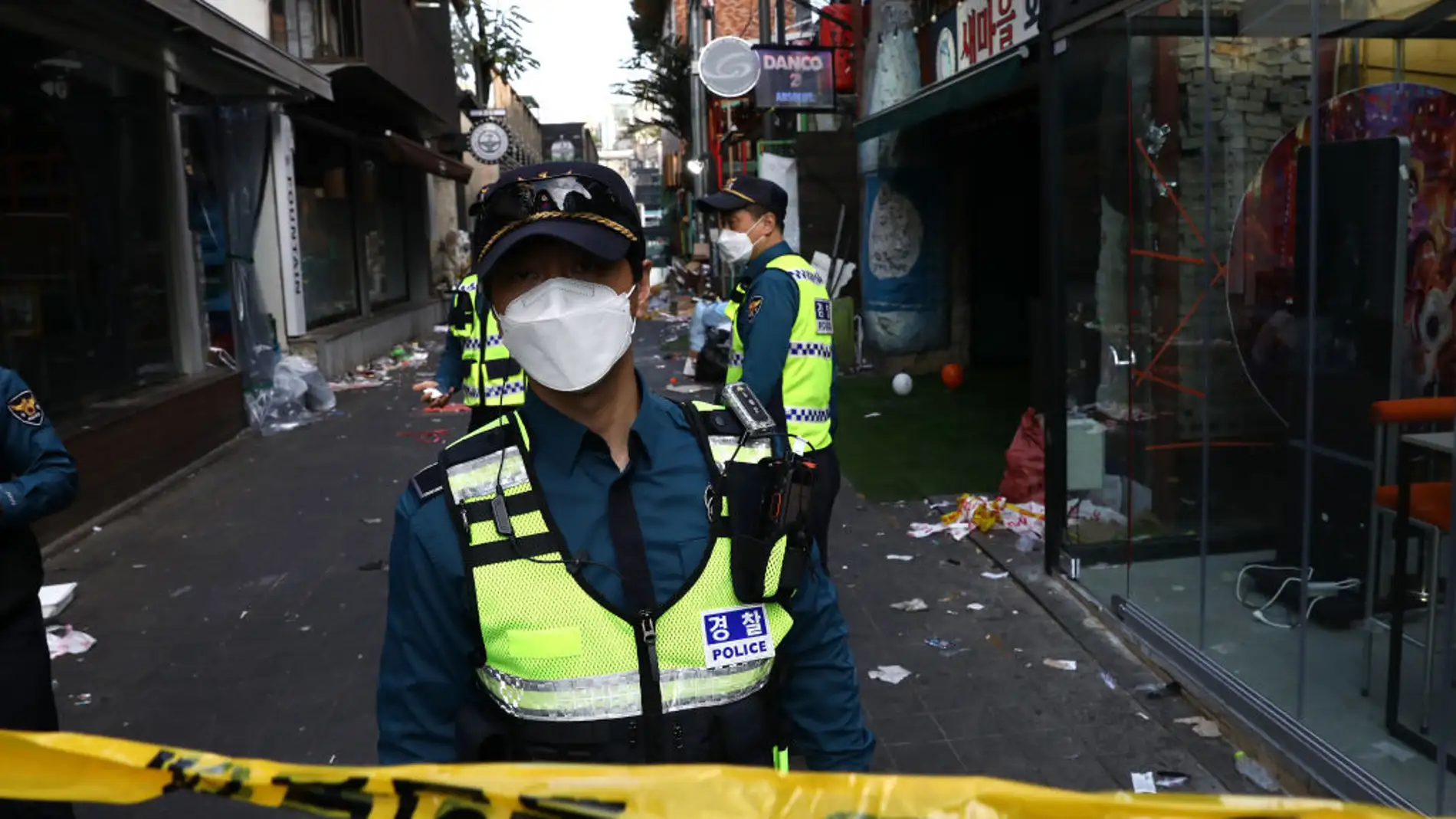 La Policía corta el acceso al callejón donde se produjo la estampida en Seúl