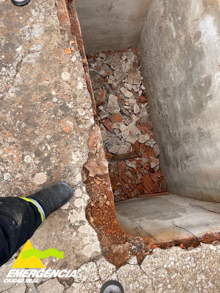 Rescatan a un mujer de 85 años que cayó dentro de una tumba en el cementerio de San Carlos del Valle Rescatan a un mujer de 85 años que cayó dentro de una tumba en el cementerio de San Carlos del Valle