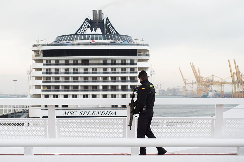 Buscan a una persona desaparecida tras caer al mar desde un crucero en el Puerto de Barcelona Buscan a una persona desaparecida tras caer al mar desde un crucero en el Puerto de Barcelona