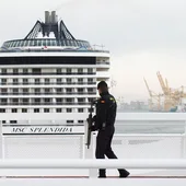 Buscan a una persona desaparecida tras caer al mar desde un crucero en el Puerto de Barcelona Buscan a una persona desaparecida tras caer al mar desde un crucero en el Puerto de Barcelona
