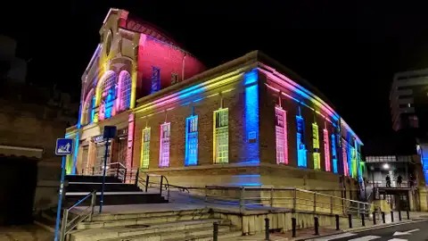Imagen multicolor con la nueva iluminación sostenible del Mercado Central de Alicante Imagen multicolor con la nueva iluminación sostenible del Mercado Central de Alicante