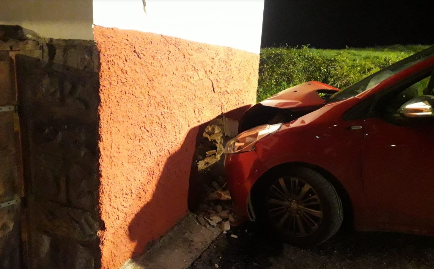 Fallece un conductor tras colisionar contra una vivienda en Colunga Fallece un conductor tras colisionar contra una vivienda en Colunga