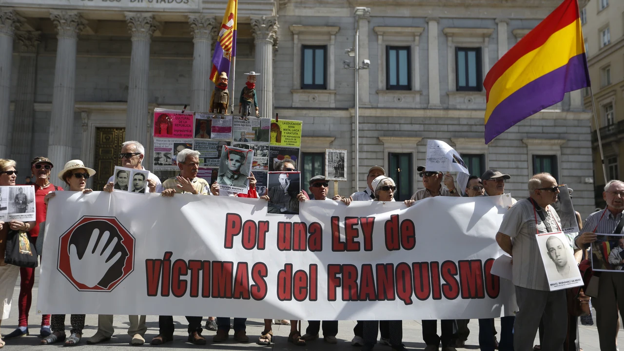 Asociaciones de víctimas del franquismo se manifiestan delante del Congreso de los Diputados, en Madrid