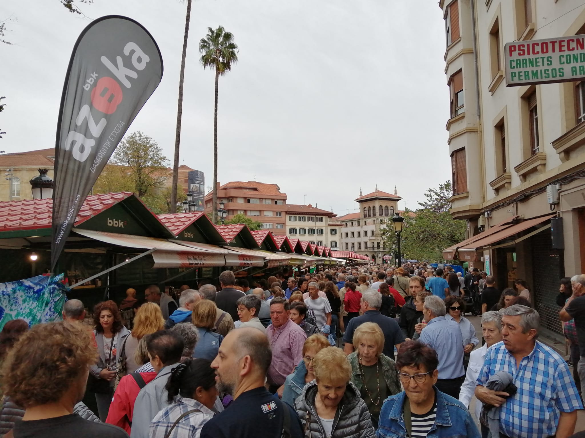 Miles de personas abarrotan el centro de Gernika Miles de personas abarrotan el centro de Gernika
