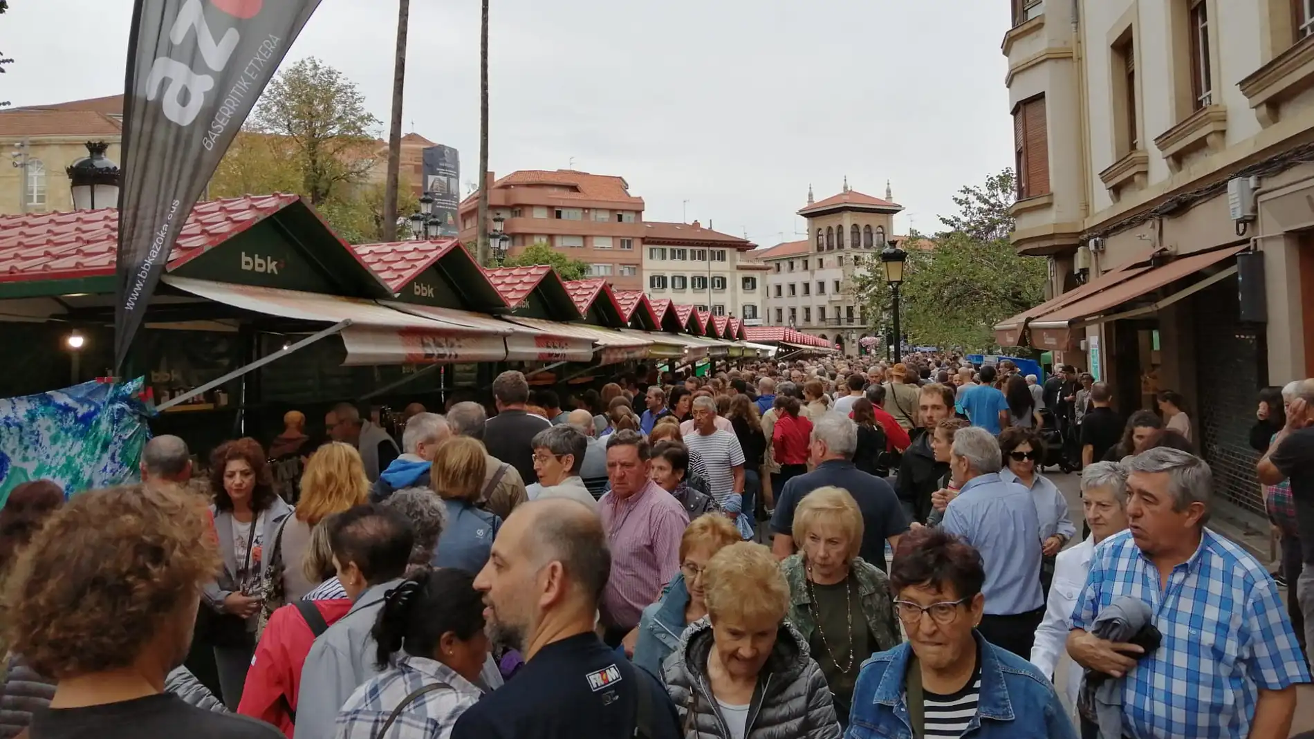 Miles de personas abarrotan el centro de Gernika
