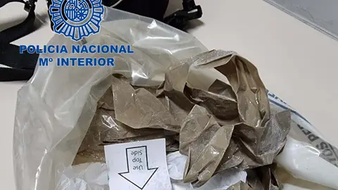 Policía Nacional detiene a dos personas en el barrio de Valdepasillas en Badajoz que portaban 480 gramos en su vehículo Policía Nacional detiene a dos personas en el barrio de Valdepasillas en Badajoz que portaban 480 gramos en su vehículo