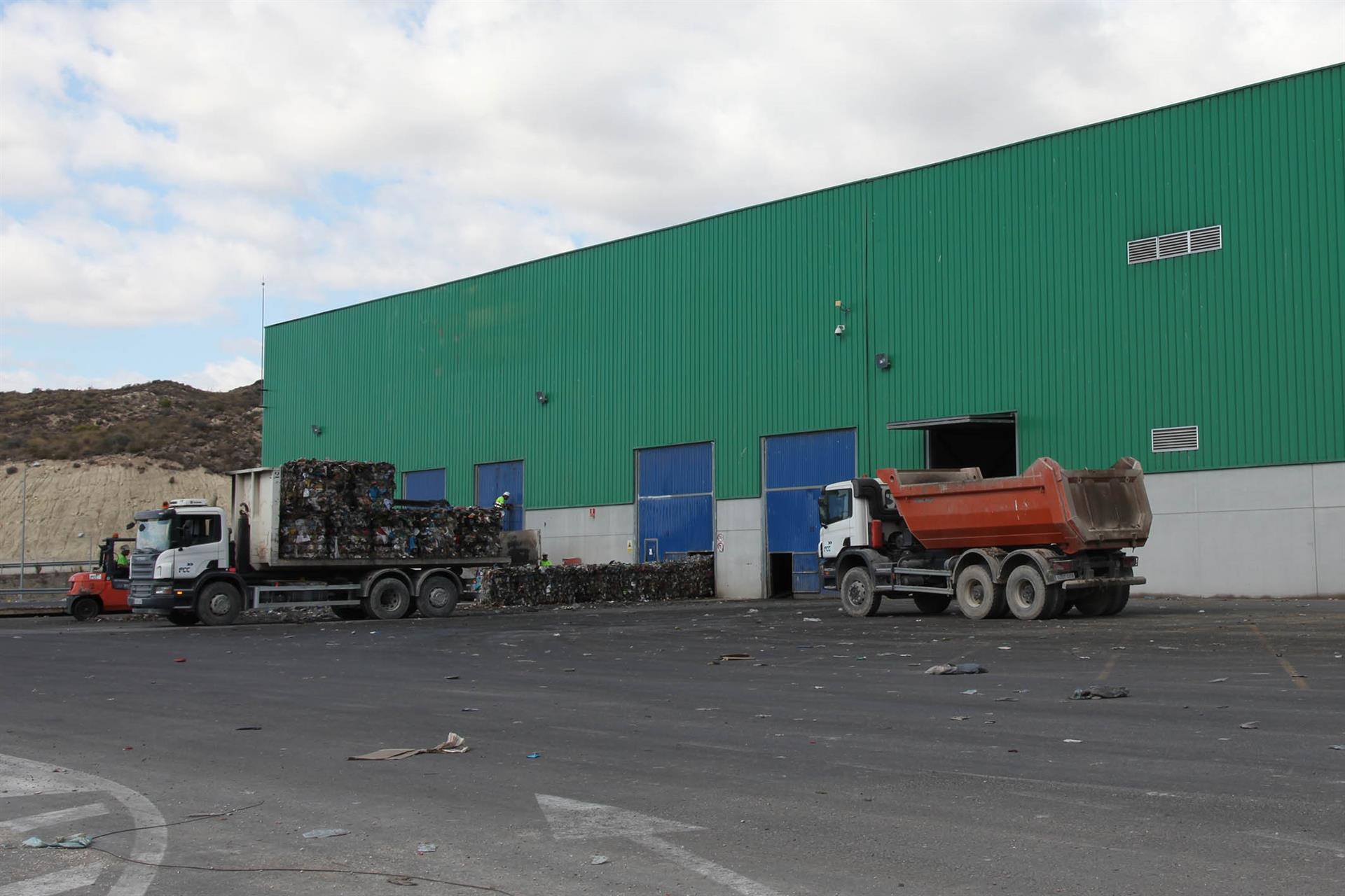 La Diputación de Alicante destina un millón de euros para ayudar a los ayuntamientos en la gestión de sus residuos La Diputación de Alicante destina un millón de euros para ayudar a los ayuntamientos en la gestión de sus residuos