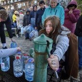 Personas toman agua de una bomba de agua en Kyiv, en Ucrania, este 31 de octubre de 2022.