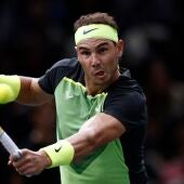 Rafa Nadal devuelve una bola con golpe de revés.