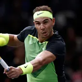 Rafa Nadal devuelve una bola con golpe de revés. Rafa Nadal devuelve una bola con golpe de revés.