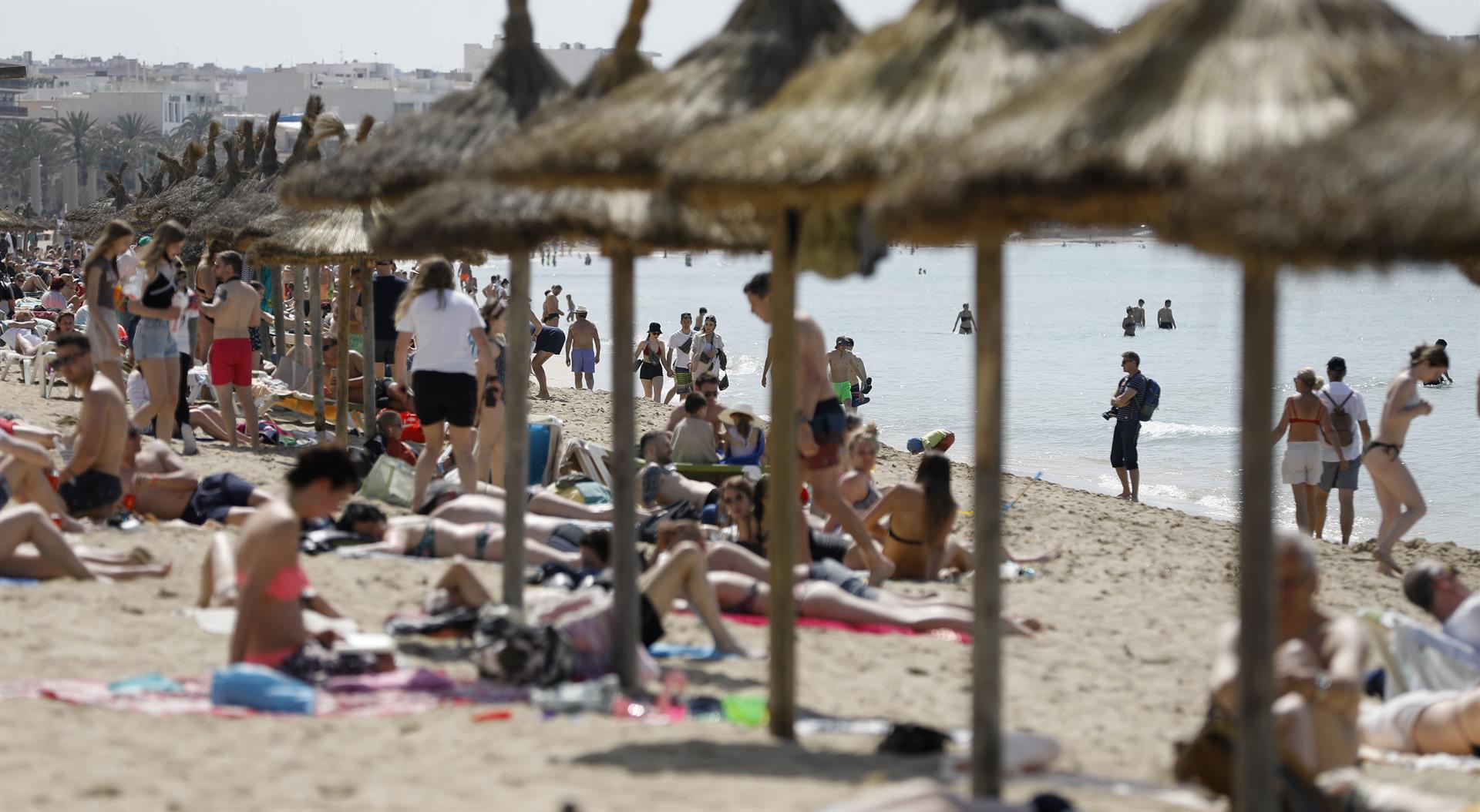 Armengol defiende el reparto de fondos de turismo sostenible y que se cumplen los objetivos en la ley Armengol defiende el reparto de fondos de turismo sostenible y que se cumplen los objetivos en la ley