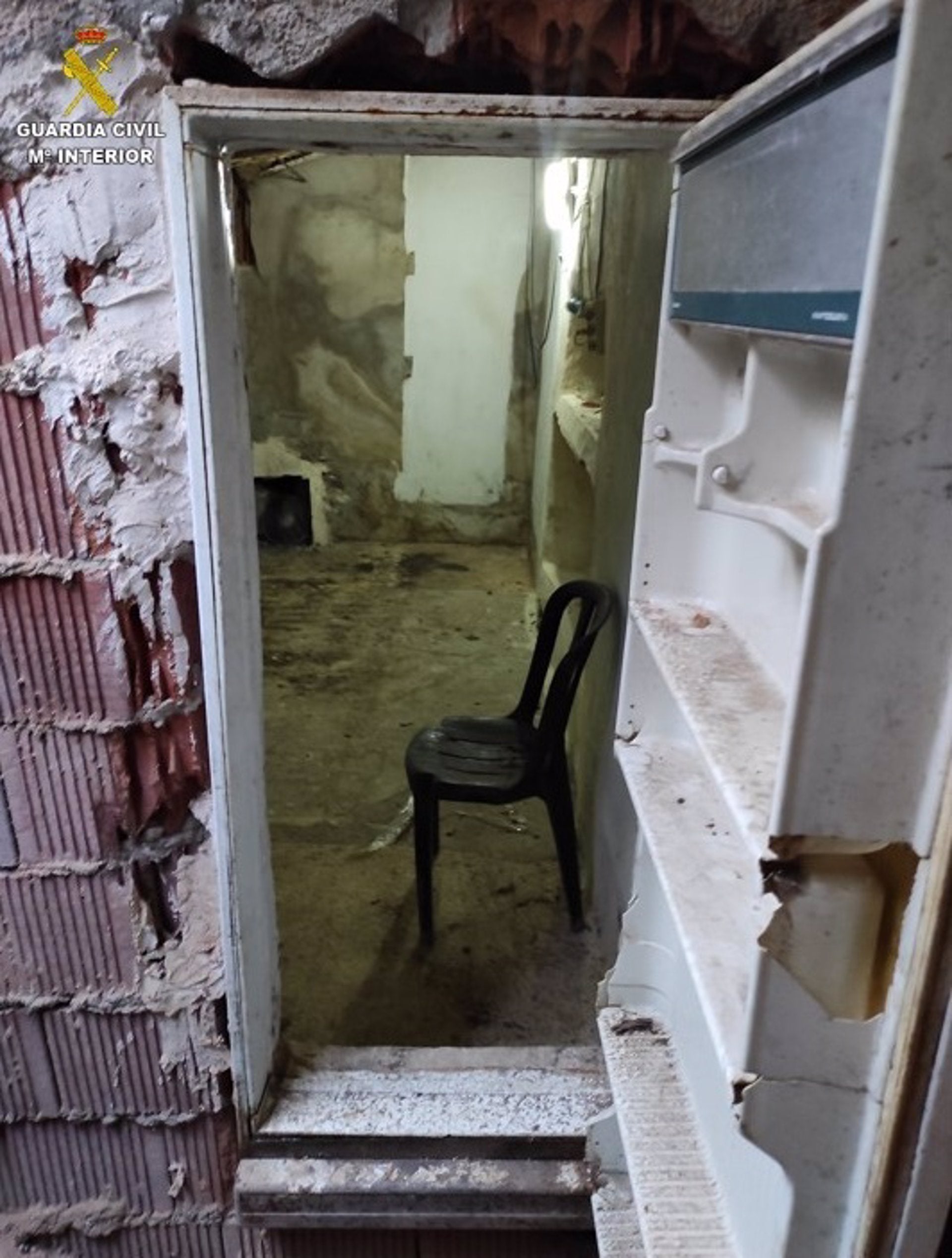 Detenido por cultivo de marihuana en un zulo al que se accedía por la puerta de un frigorífico en Argamasilla Detenido por cultivo de marihuana en un zulo al que se accedía por la puerta de un frigorífico en Argamasilla