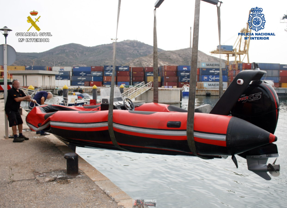 Detienen a los miembros de una supuesta red de trata de seres humanos después de hacer llegar a costa a 12 migrantes Detienen a los miembros de una supuesta red de trata de seres humanos después de hacer llegar a costa a 12 migrantes