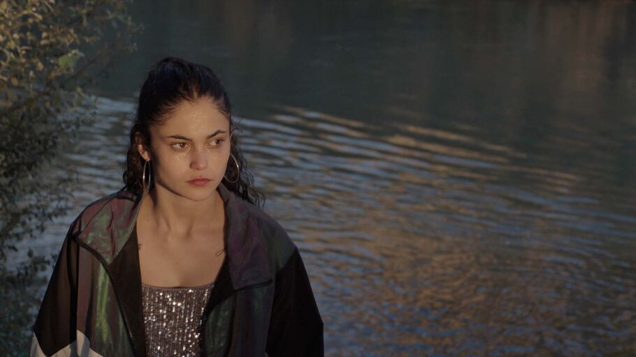 La actriz Luna Pámies, en un fotograma de la película 'El agua', de Elena López Riera