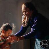 Una imagen cotidiana en un orfanato de Katmandú