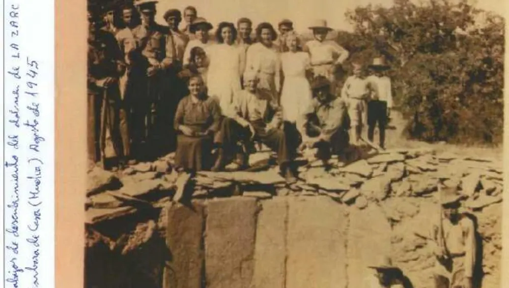 Dolmen de la Zarcita durante los trabajos de excavación en 1945