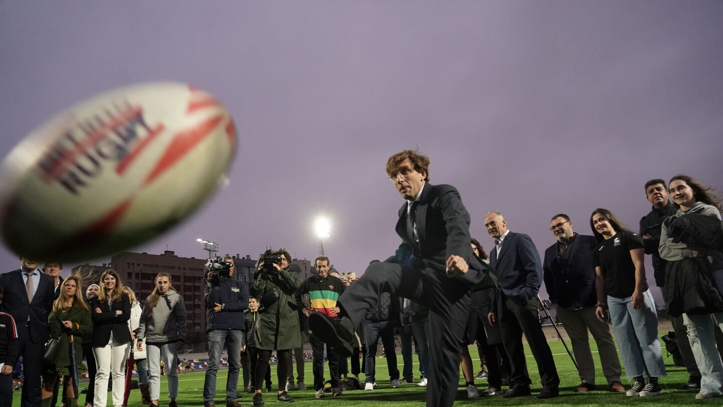 Jos&eacute; Luis Mart&iacute;nez-Almeida chuta un bal&oacute;n de rugby durante un acto en Madrid