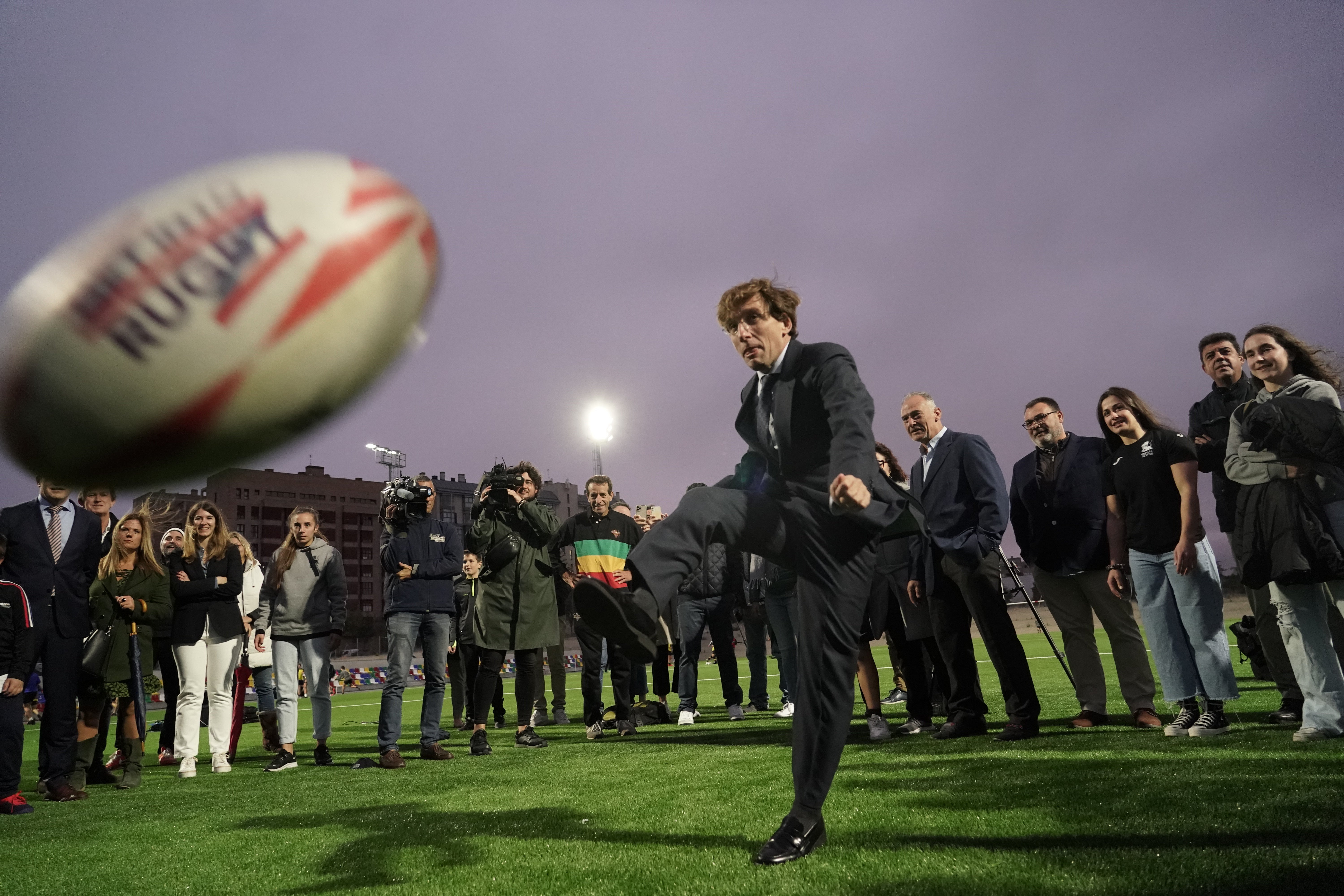 Almeida vuelve a hacerlo: da un balonazo a un fotógrafo pero esta vez con un balón de rugby Almeida vuelve a hacerlo: da un balonazo a un fotógrafo pero esta vez con un balón de rugby