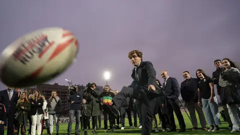 José Luis Martínez-Almeida chuta un balón de rugby durante un acto en Madrid José Luis Martínez-Almeida chuta un balón de rugby durante un acto en Madrid
