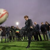 José Luis Martínez-Almeida chuta un balón de rugby durante un acto en Madrid