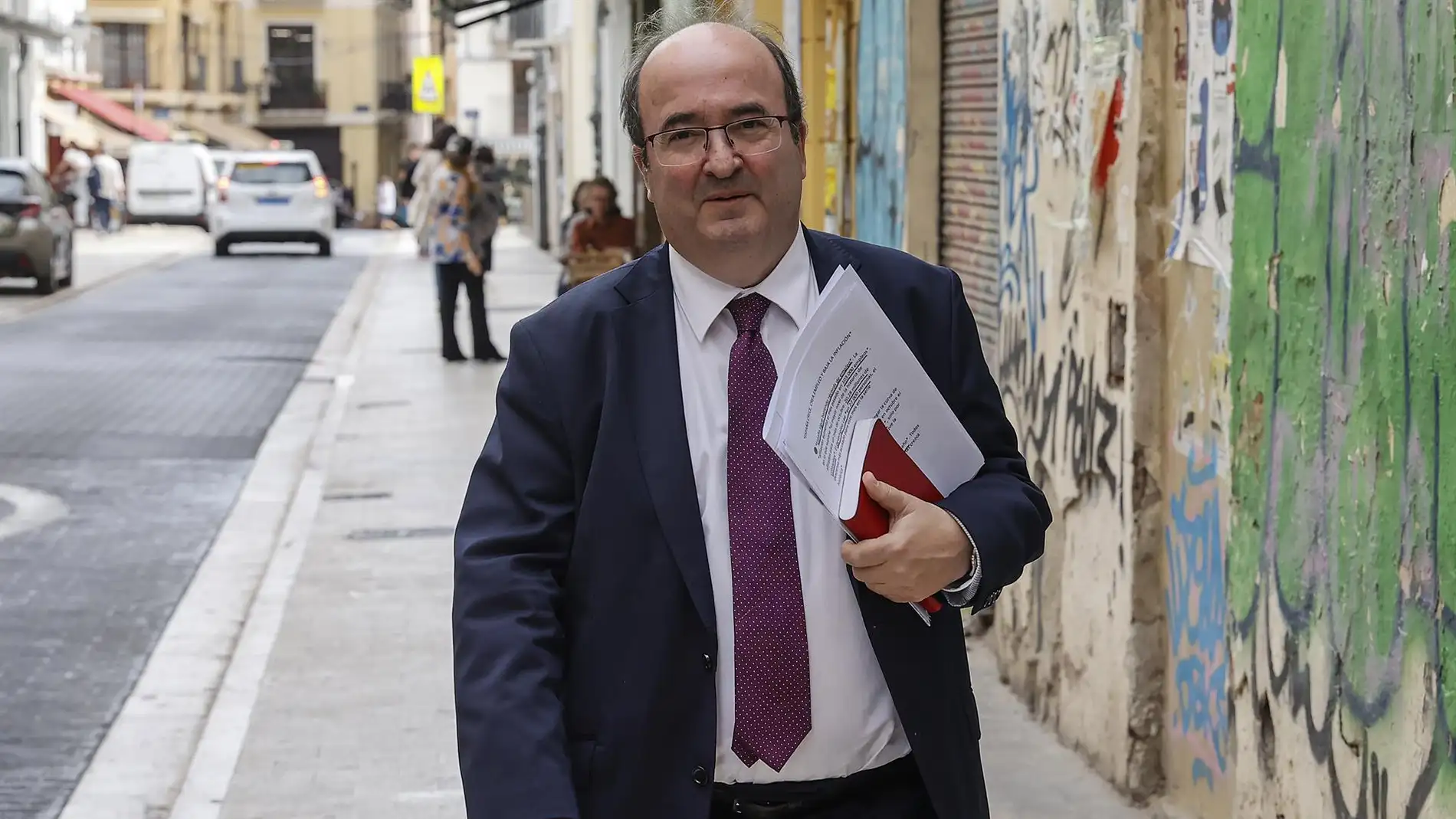 El ministro de Cultura, Miquel Iceta, a su llegada a la librería Ramón Llull.