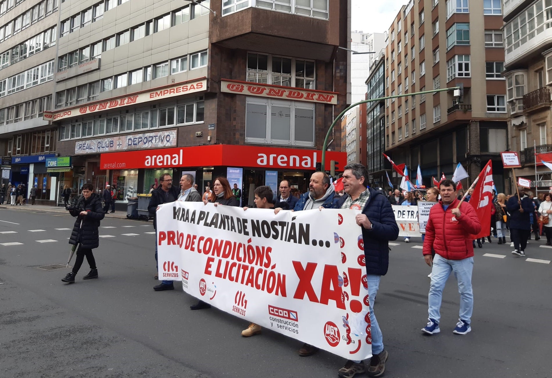 Los trabajadores de Albada piden soluciones a Inés Rey y los taxistas de A Coruña y Culleredo buscan un acuerdo para Alvedro Los trabajadores de Albada piden soluciones a Inés Rey y los taxistas de A Coruña y Culleredo buscan un acuerdo para Alvedro