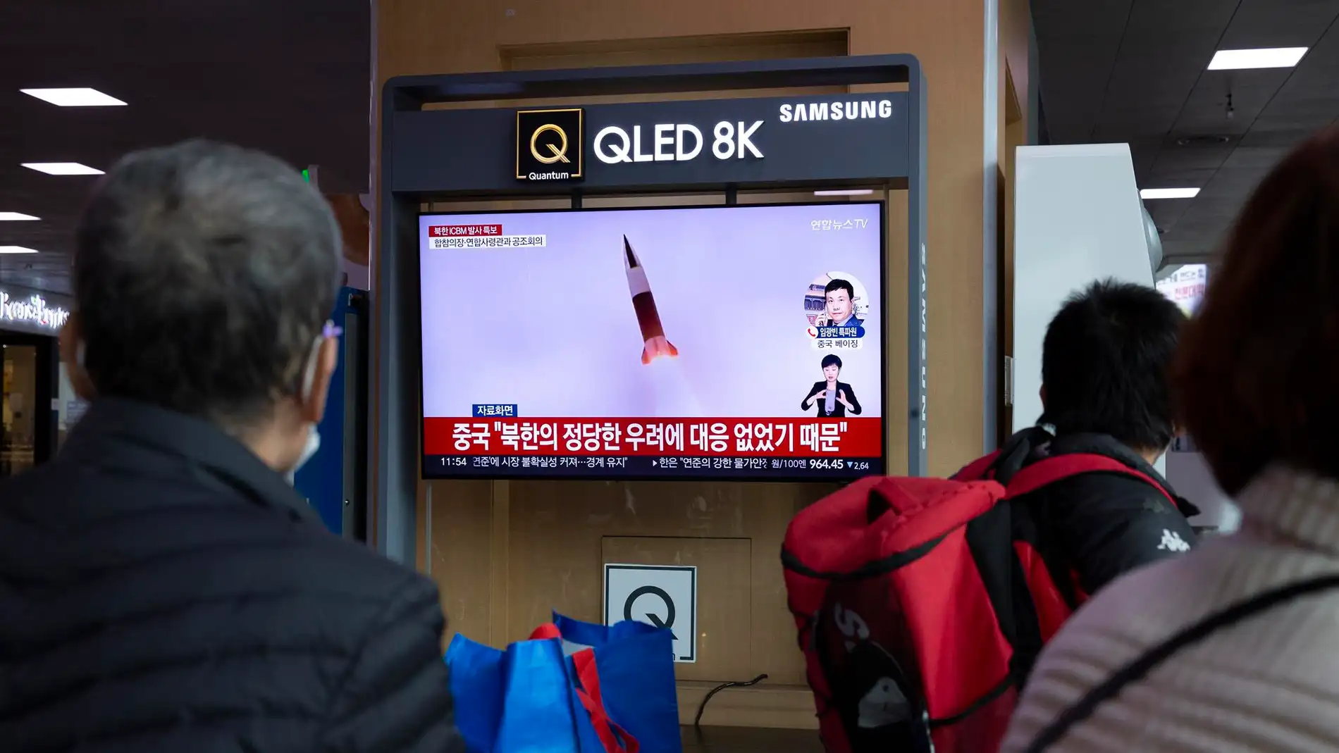 Surcoreanos viendo en la televisión en Seoul el lanzamiento de misiles norcoreanos.