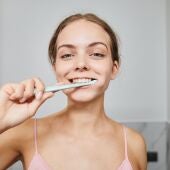 Una mujer lavándose los dientes