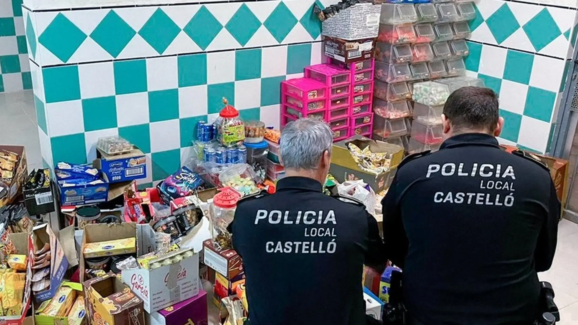 La Policía Local de Castelló se incauta en un comercio de cientos de alimentos caducados