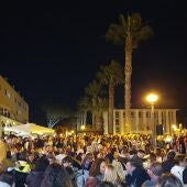 Una zambomba multitudinaria en la plaza Rafael Alberti en Puerto Real