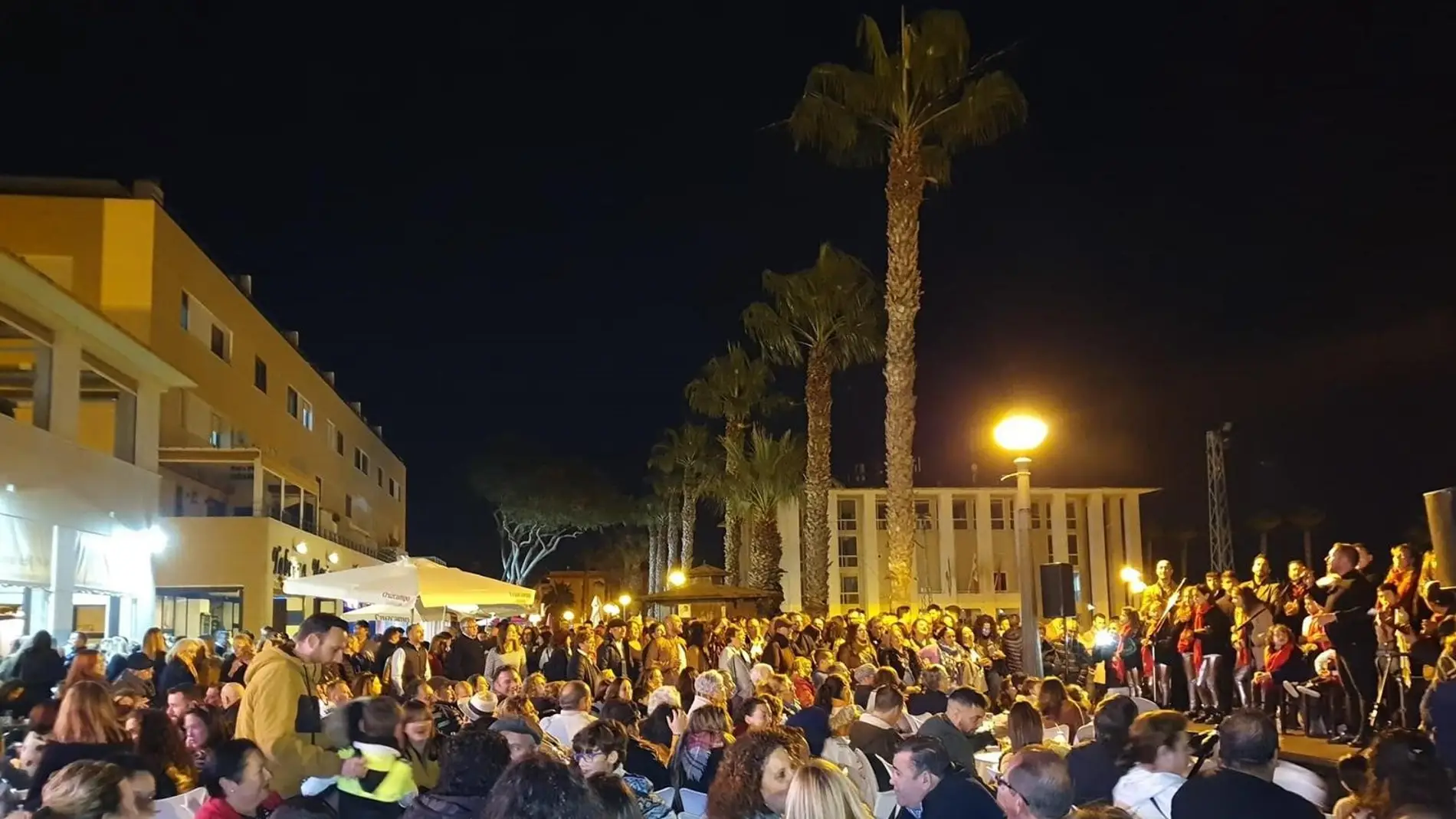 Una zambomba multitudinaria en la plaza Rafael Alberti en Puerto Real