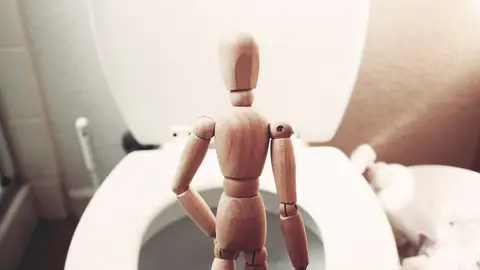 Haciendo pis Mesa de redacción: necesidades fisiológicas en momentos adversos