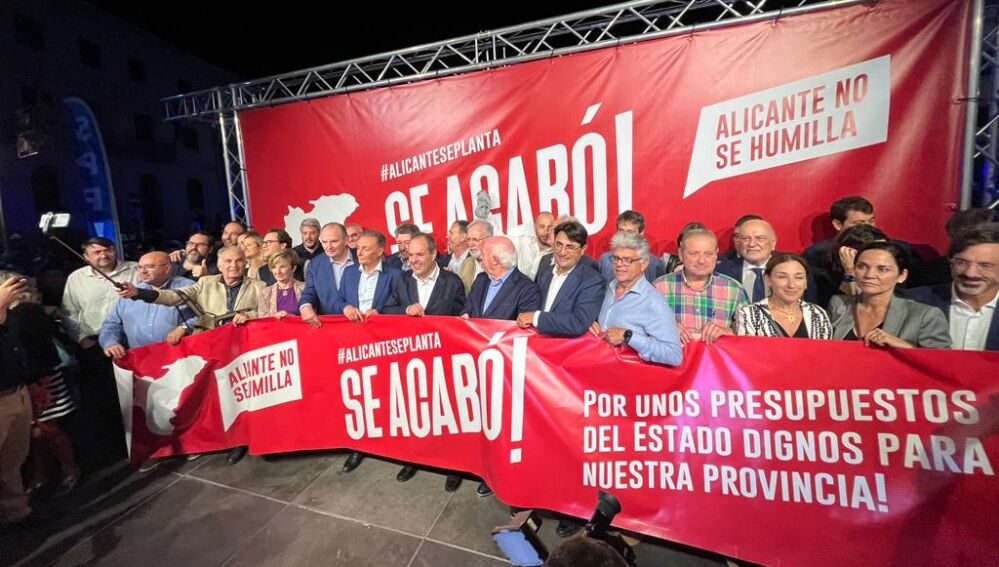 Los organizadores CEV y Cámara en el centro