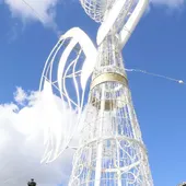 Las estructuras de dos grandes angelotes ya están instaladas en la Plaza de los Naranjos Las estructuras de dos grandes angelotes ya están instaladas en la Plaza de los Naranjos