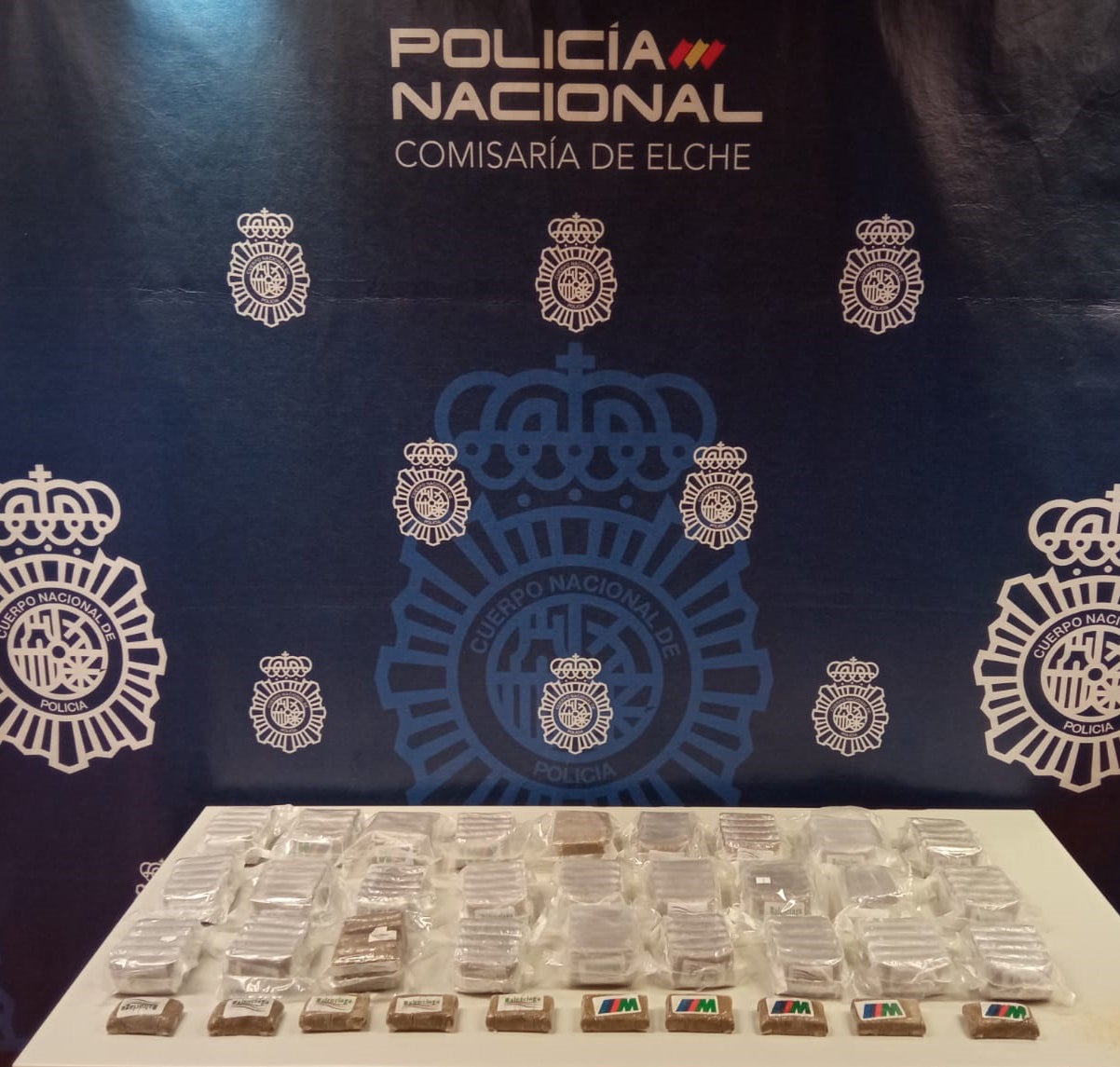 La Policía Nacional detiene en Elche a un hombre con 16 kilos de hachís en el maletero del coche La Policía Nacional detiene en Elche a un hombre con 16 kilos de hachís en el maletero del coche
