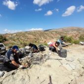 Paleontólogos de la Fundación Dinópolis en el yacimiento de Riodeva